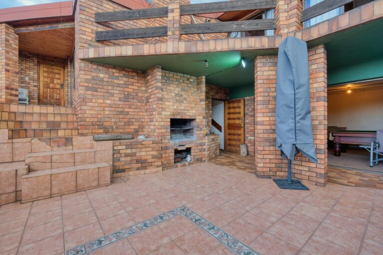 Year-Round Outdoor Living: Design Decks With Built-In Fire Pits For Warmth & Style